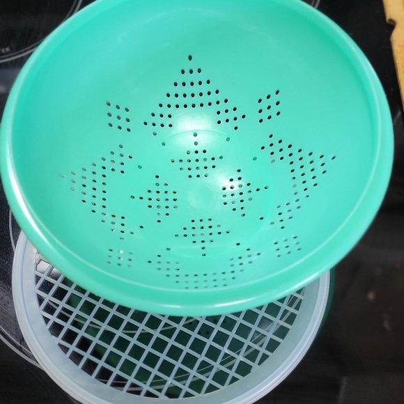 VERY VINTAGE GREEN Tupperware sieve, colander 339-8 with straining lid 516-7 - Picture 6 of 9